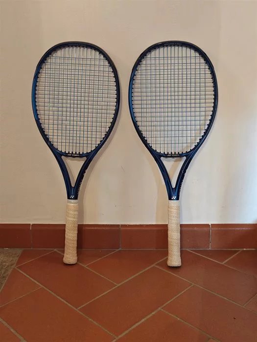 Vendo coppia di Yonex Ezone con incordatura nuova per entrambe con Yonex Polytour Spin 1,25 mm tutto 21 kg