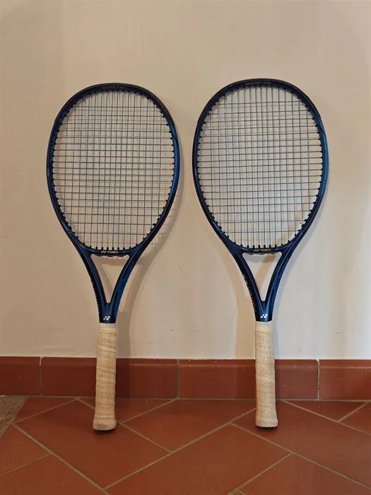 Vendo coppia di Yonex Ezone con incordatura nuova per entrambe con Yonex Polytour Spin 1,25 mm tutto 21 kg