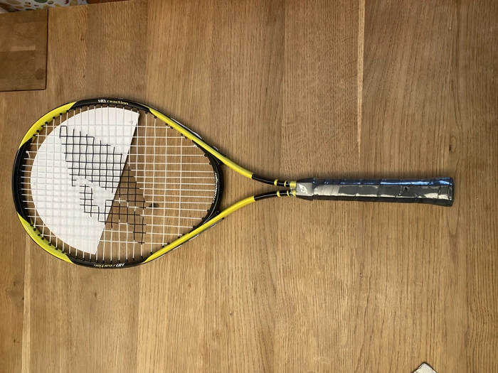 Vendo racchetta da tennis mai usata e ancora con cartellino per sbagliata misura. 64 cm, consigliabile per bambini. 